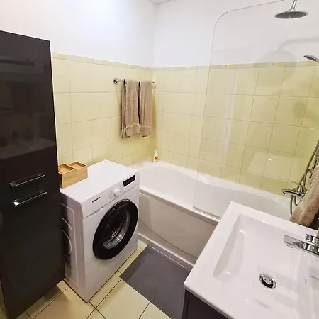Stylish Apartment With Parking & Spacious Balcony 里加 外观 照片