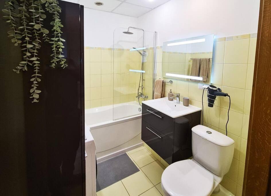 Apartament Stylish With Parking & Spacious Balcony