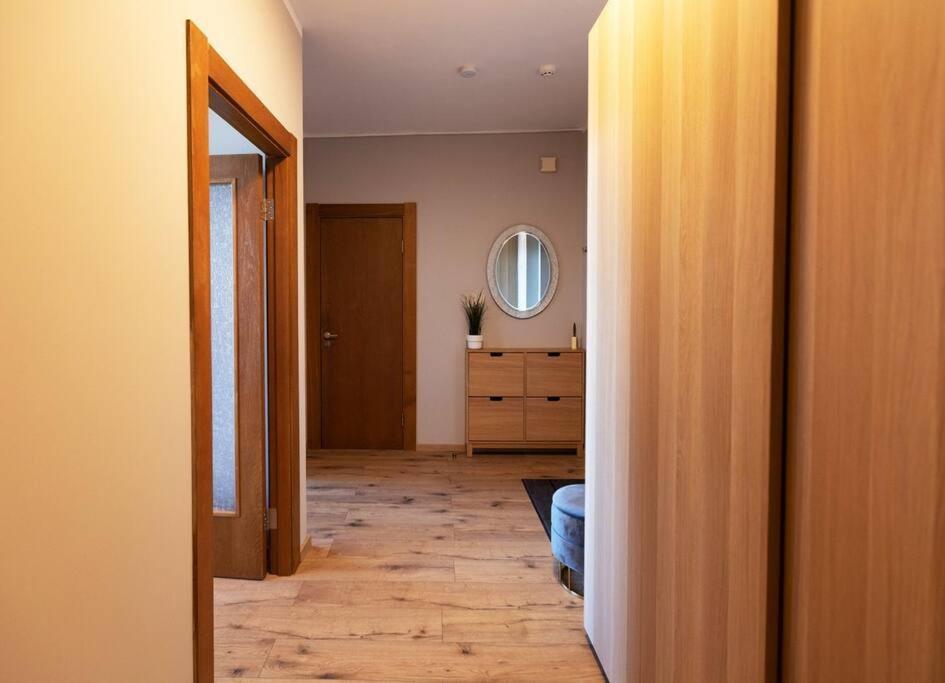 Stylish With Parking & Spacious Balcony Рига